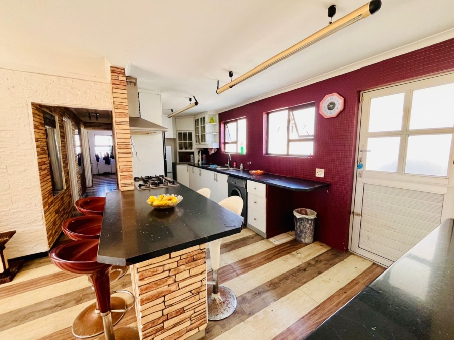 4 Bedroom Property for Sale in Wavecrest Western Cape